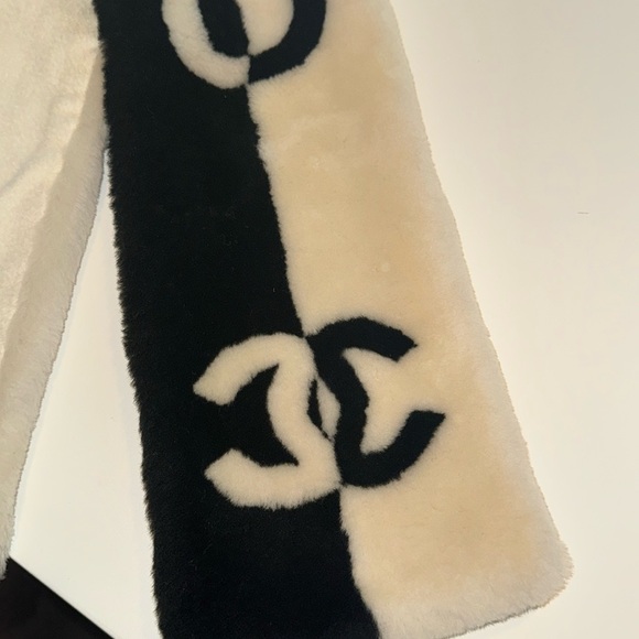NWOT Chanel Shearling Scarf - Picture 5 of 9